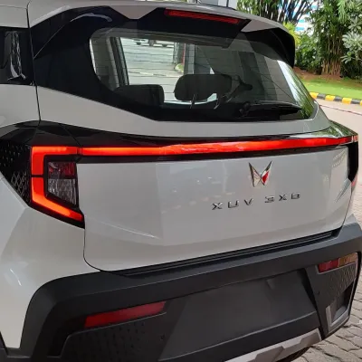 Connecting Middle Tail Lamp for Mahindra XUV 3XO 2024 Onwards Connecting Middle Tail Lamp for Mahindra XUV 3XO 2024 Onwards